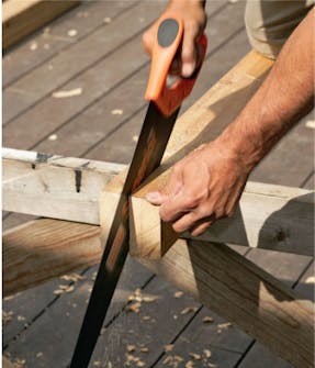 Segelduk: Såga från kortänden på överliggarna in till där du har sågat igenom halvvägs. Segelduk: Såga från kortänden på överliggarna in till där du har sågat igenom halvvägs.